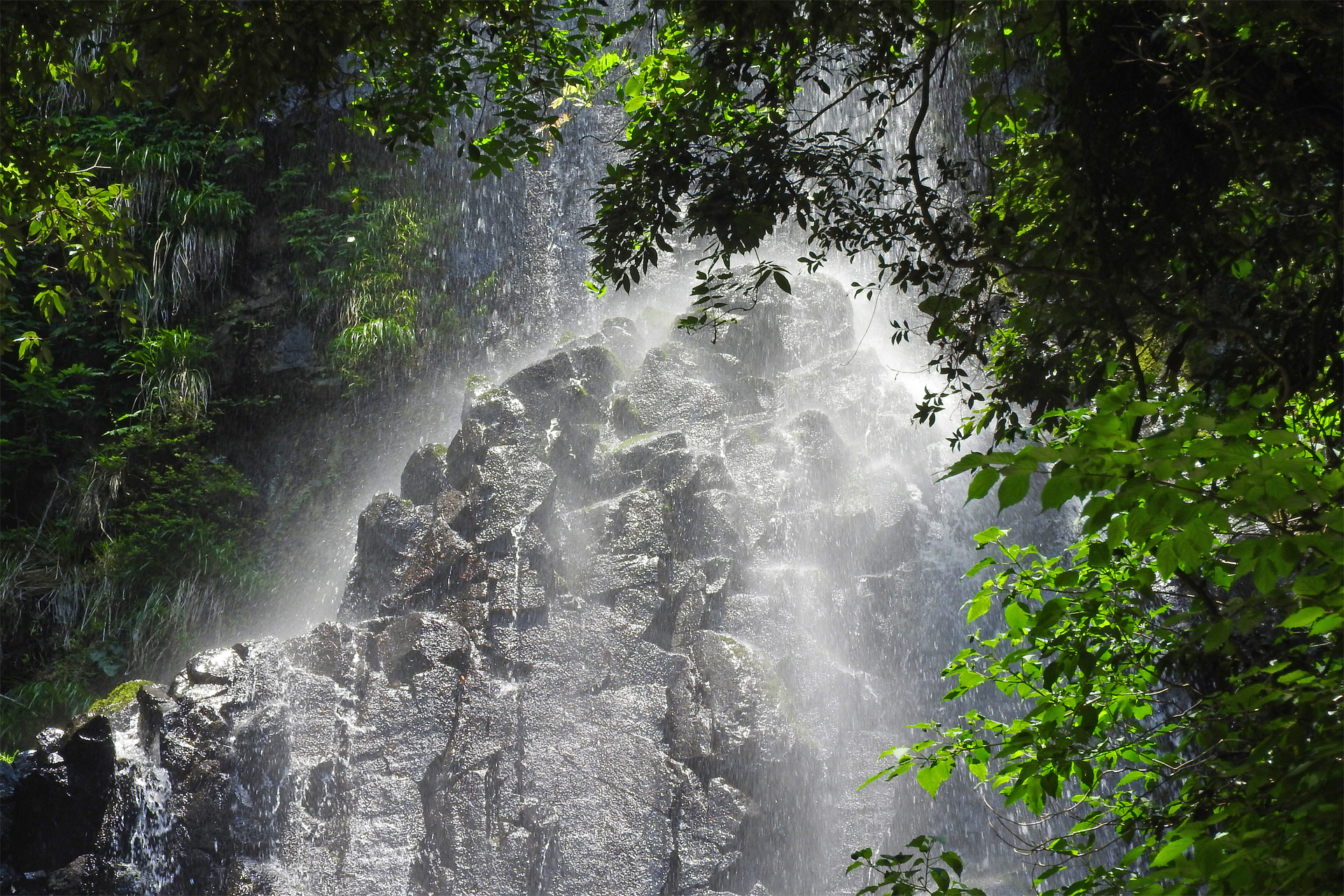 日本の風景 涼しげな滝の水しぶき 壁紙19x1280 壁紙館