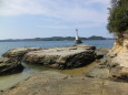 岩の小さな島と灯台