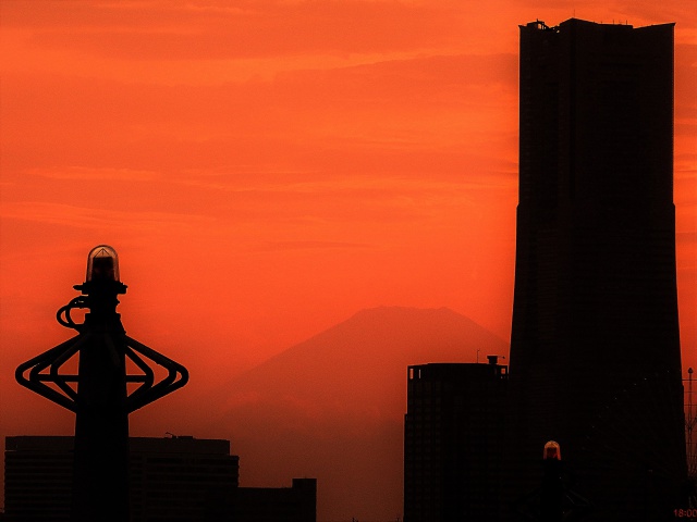 ランドマークタワーと富士山