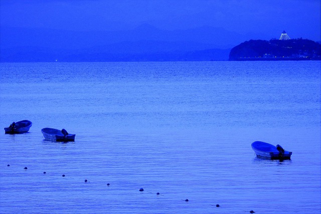 青く染まる逗子海岸