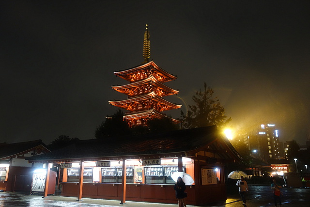 浅草寺お札所と五重塔