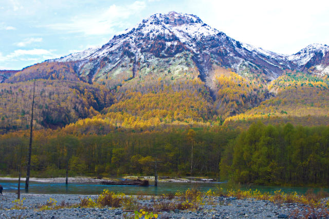 新雪と黄葉の焼岳