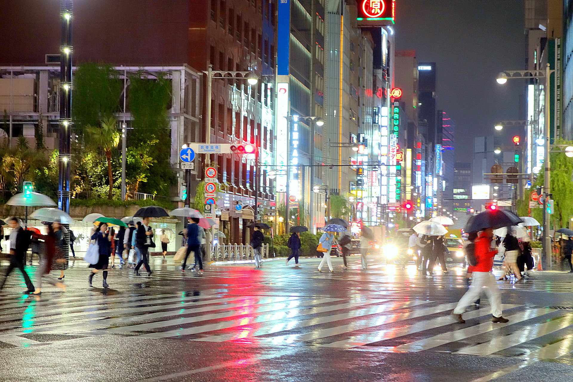 夜景 花火 イルミ 雨の数寄屋橋交差点 壁紙19x1280 壁紙館