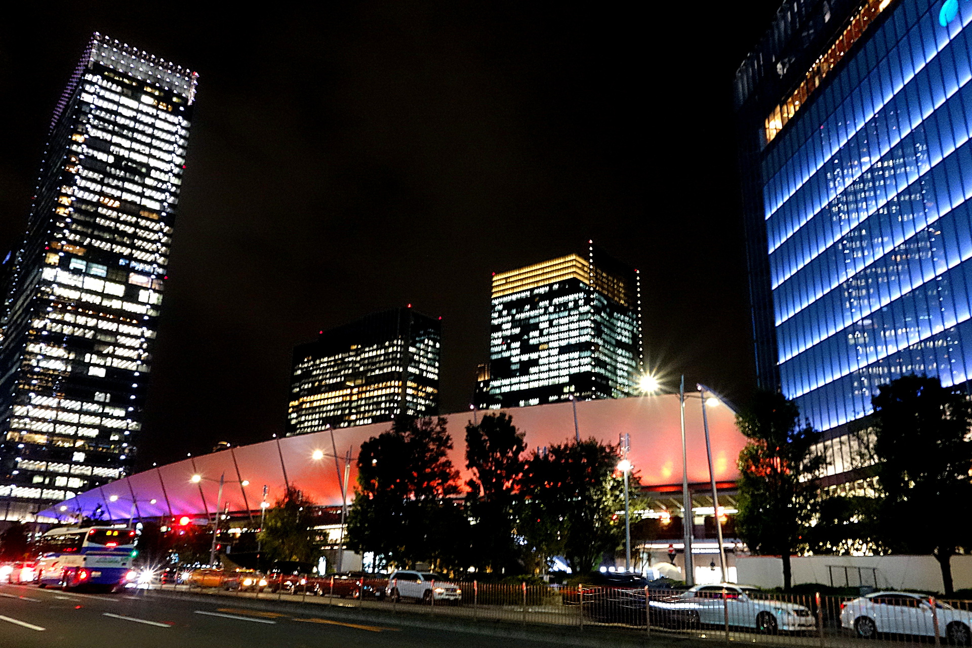 夜景 花火 イルミ 東京駅八重洲口 壁紙19x1280 壁紙館