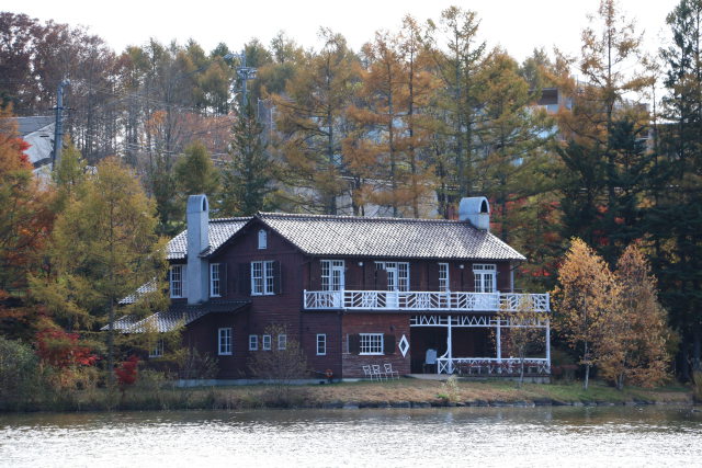 紅葉と山荘