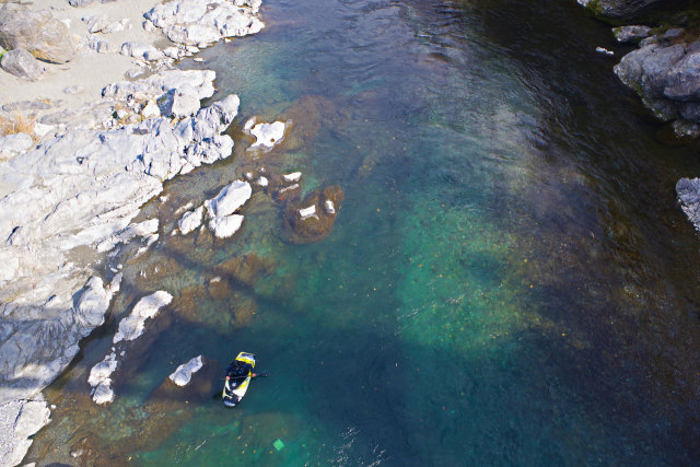 透き通る渓谷