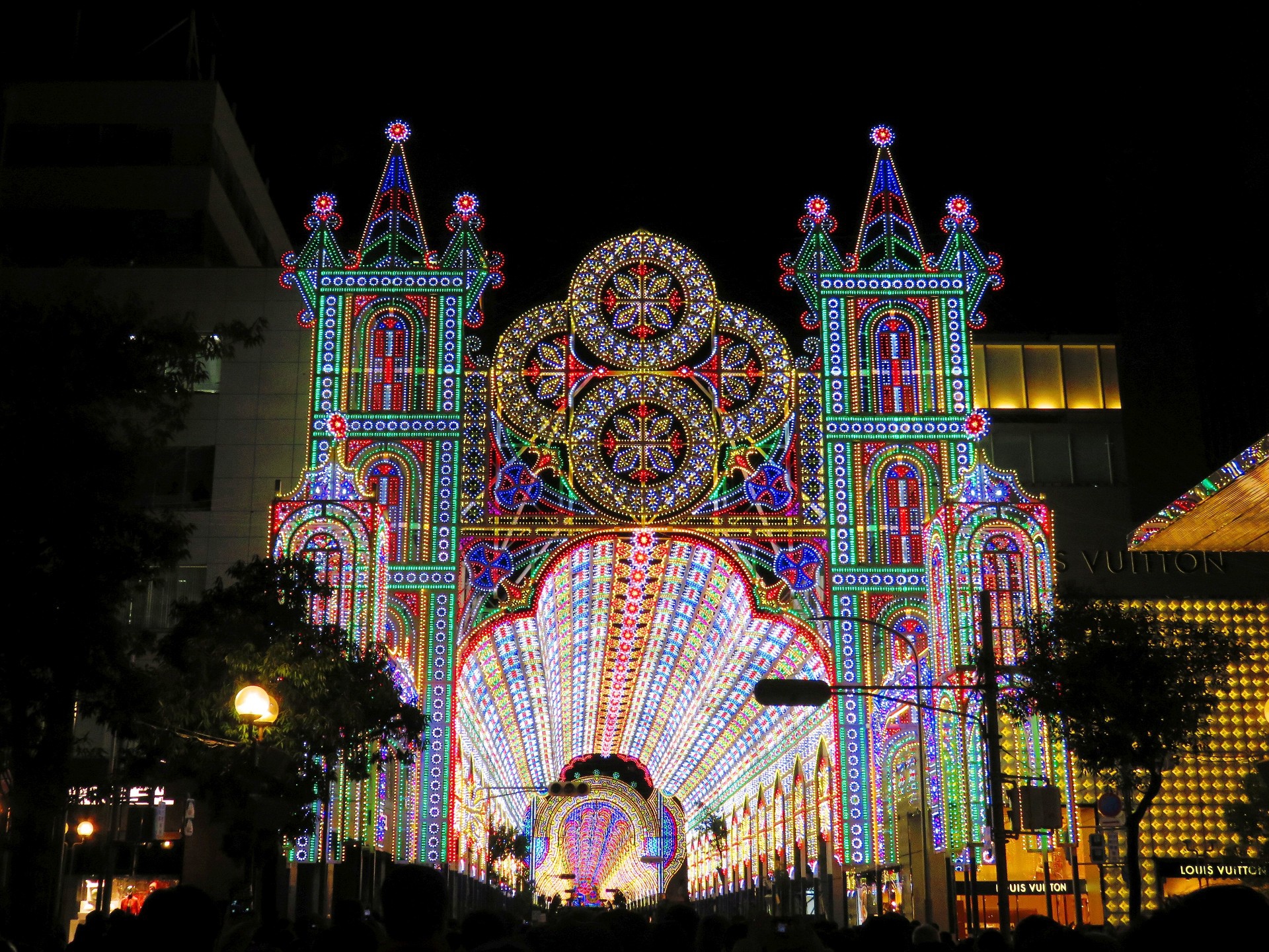 夜景 花火 イルミ 神戸ルミナリエ18入場門 壁紙19x1440 壁紙館