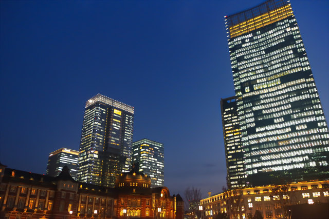 東京駅舎と高層ビル群