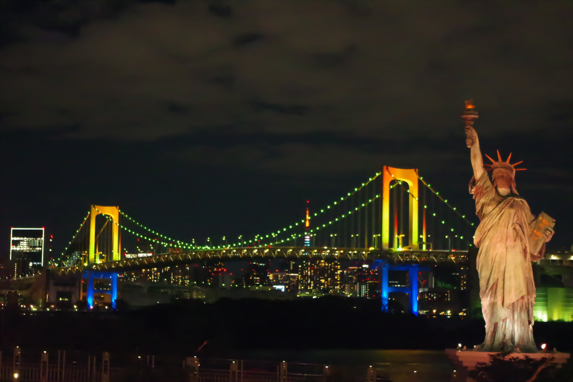 夜景 花火 イルミ 自由の女神とレインボーブリッジ 壁紙19x1280 壁紙館