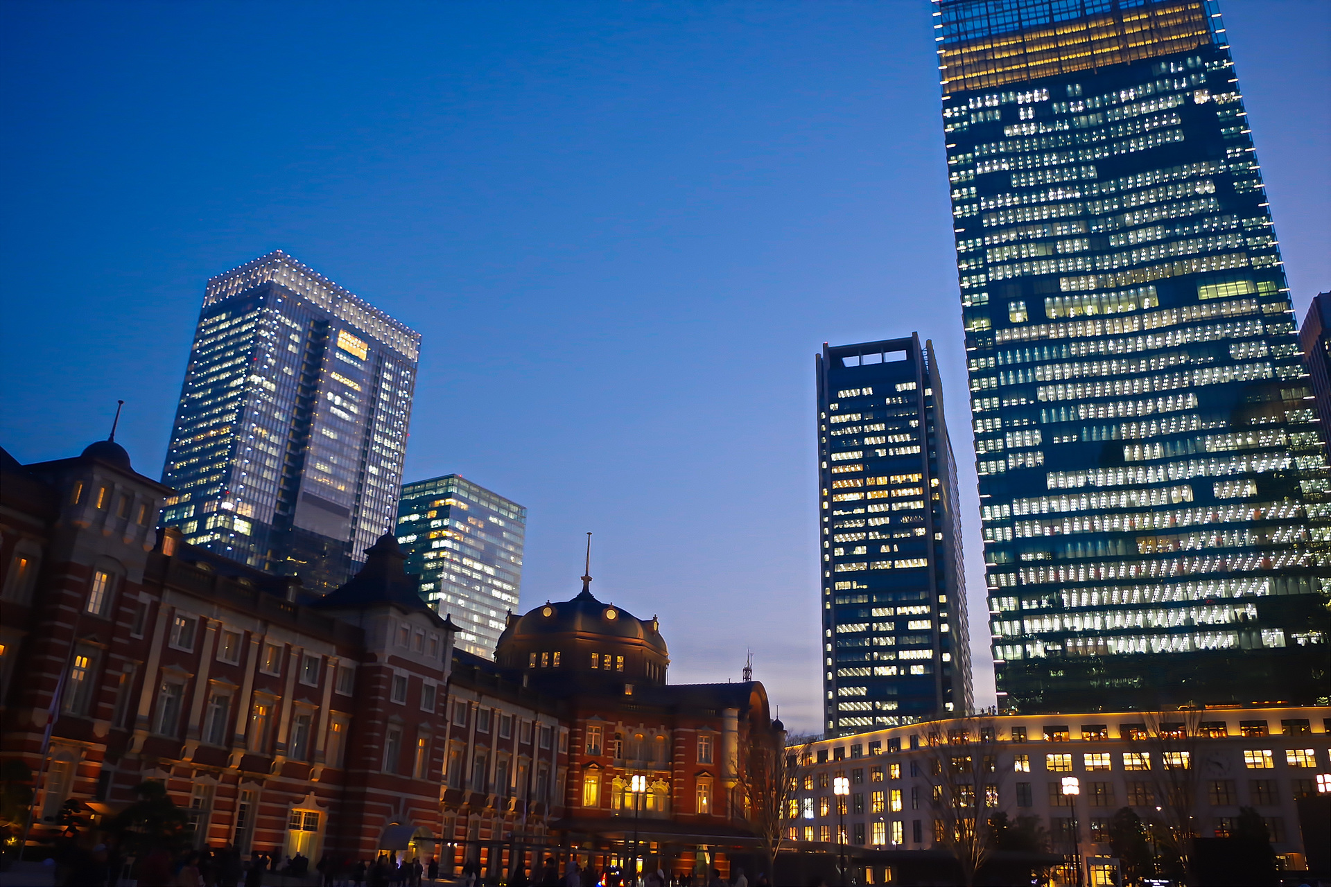 夜景 花火 イルミ 東京駅と高層ビル群 壁紙19x1280 壁紙館