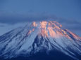 赤く染まる富士山頂