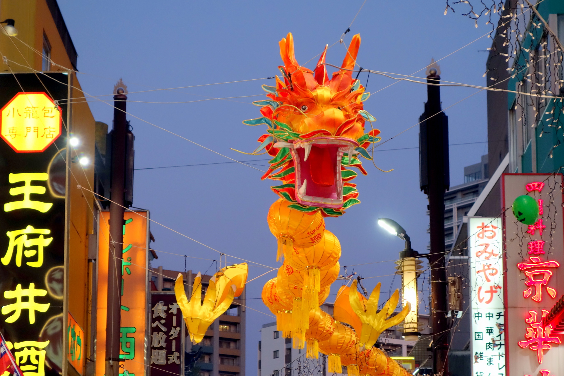 夜景 花火 イルミ 横浜中華街 壁紙19x1280 壁紙館