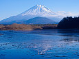 厳冬の精進湖から