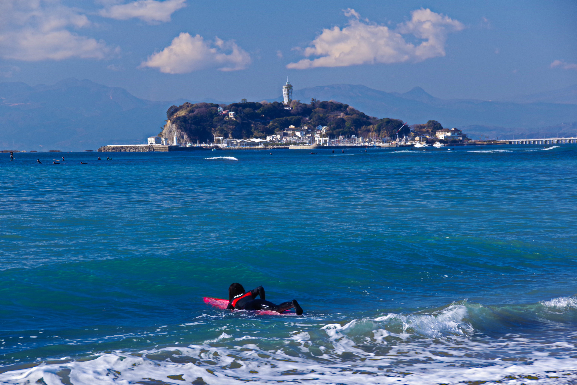 日本の風景 江の島とサーファー 壁紙19x1280 壁紙館