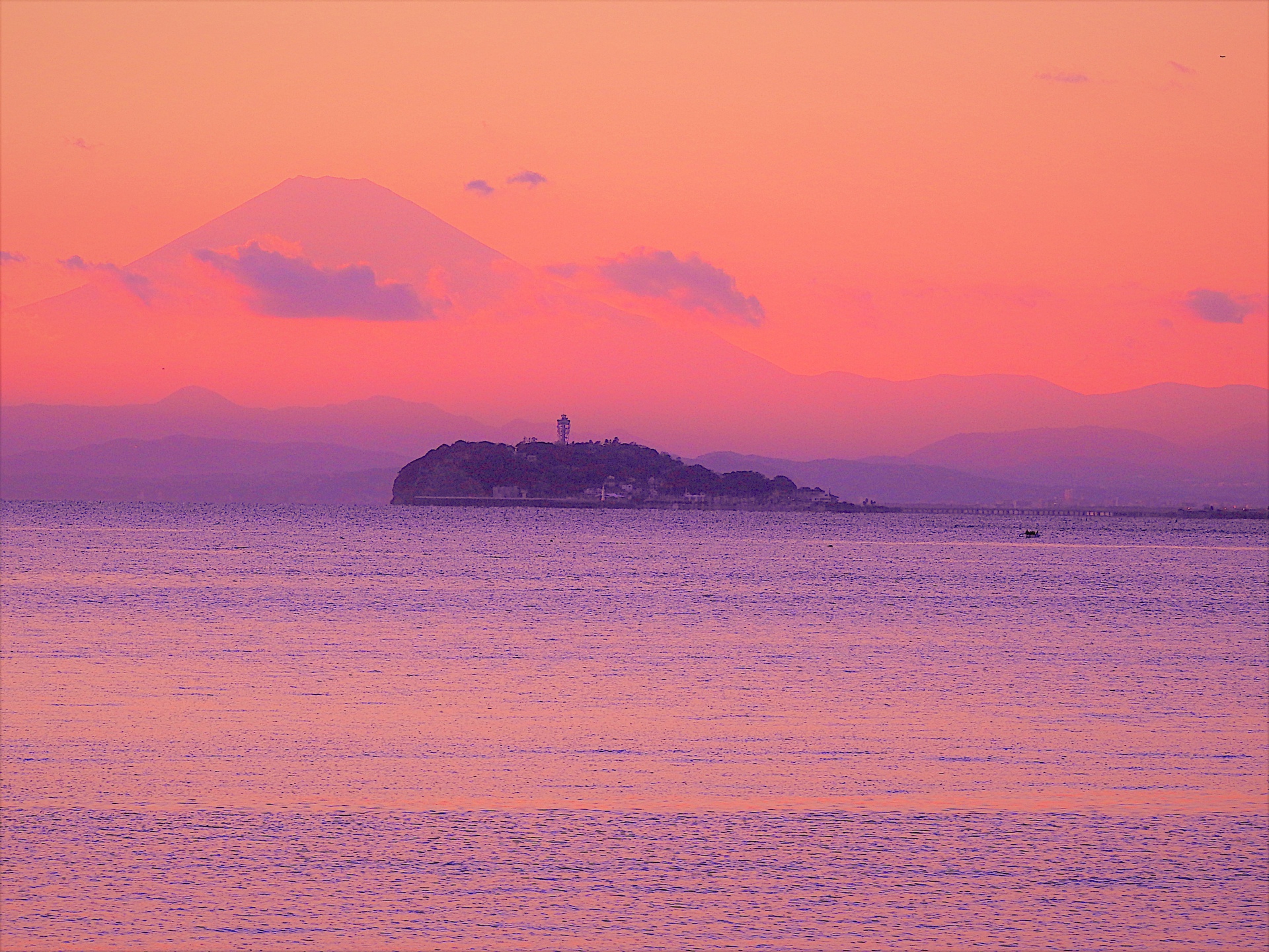 朝焼け 夕焼け 江ノ島と富士山の夕暮れ 壁紙19x1440 壁紙館