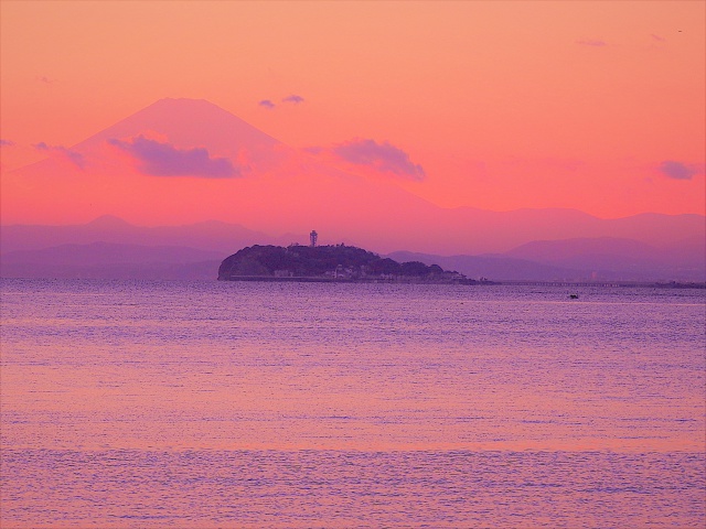 江ノ島と富士山の夕暮れ