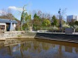 春の御泉水公園と養浩館西口