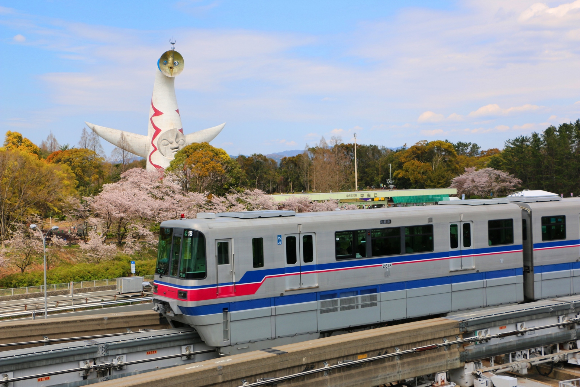 日本の風景 太陽の塔と桜とモノレール 壁紙19x1280 壁紙館