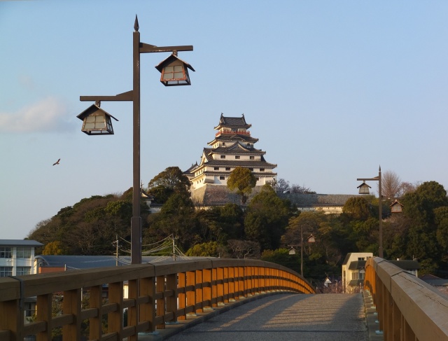 西日が照らす唐津城