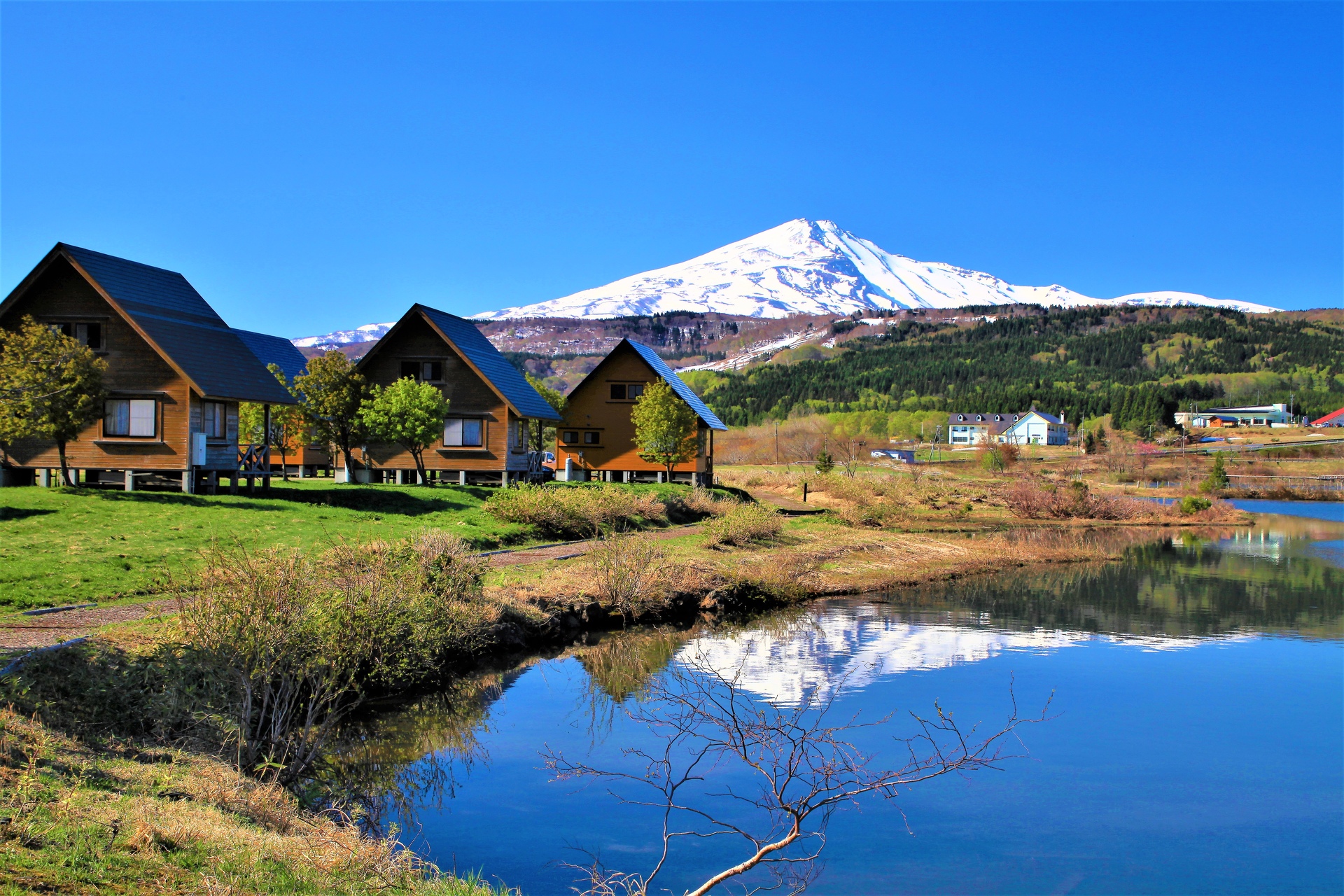 日本の風景 コテージと鳥海山 壁紙19x1280 壁紙館