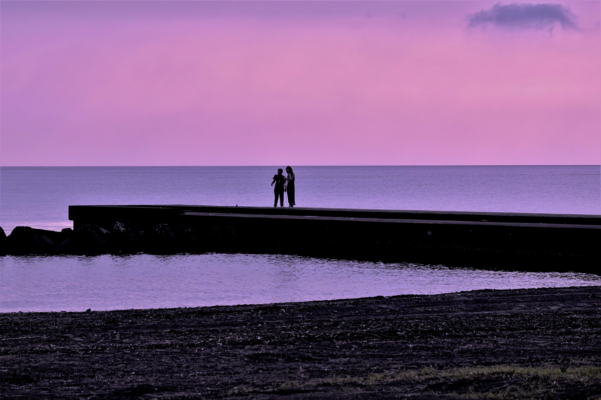 朝焼け 夕焼け 海辺の二人 壁紙19x1280 壁紙館