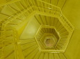 黄色い螺旋階段