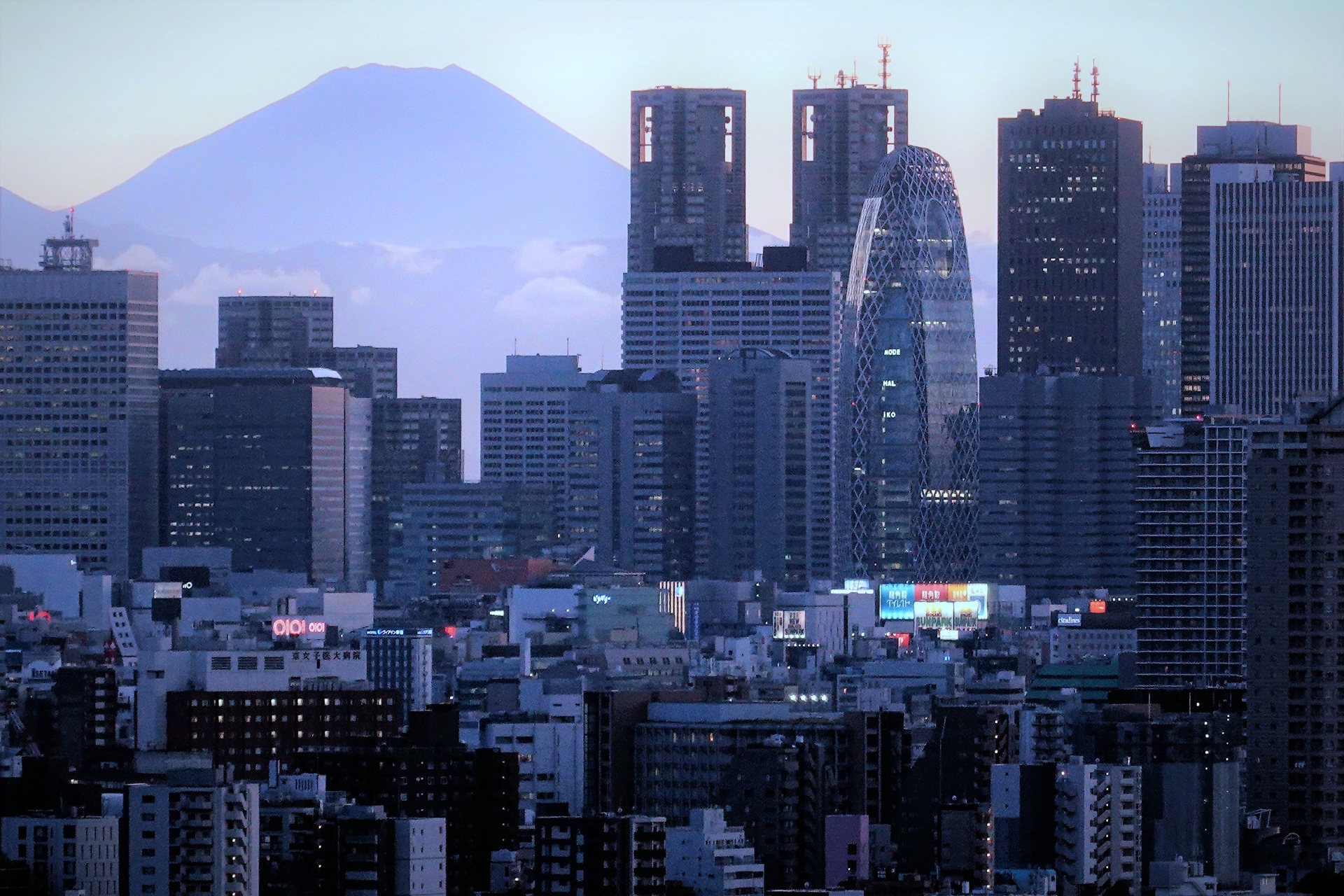 日本の風景 富士山と新宿摩天楼 壁紙19x1280 壁紙館