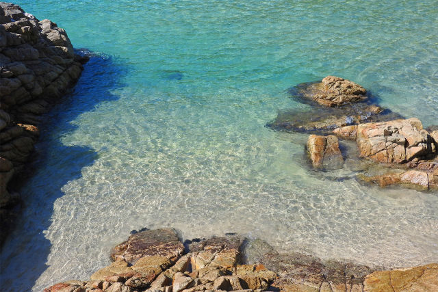 砂浜と岩と鳥取ブルー 夏