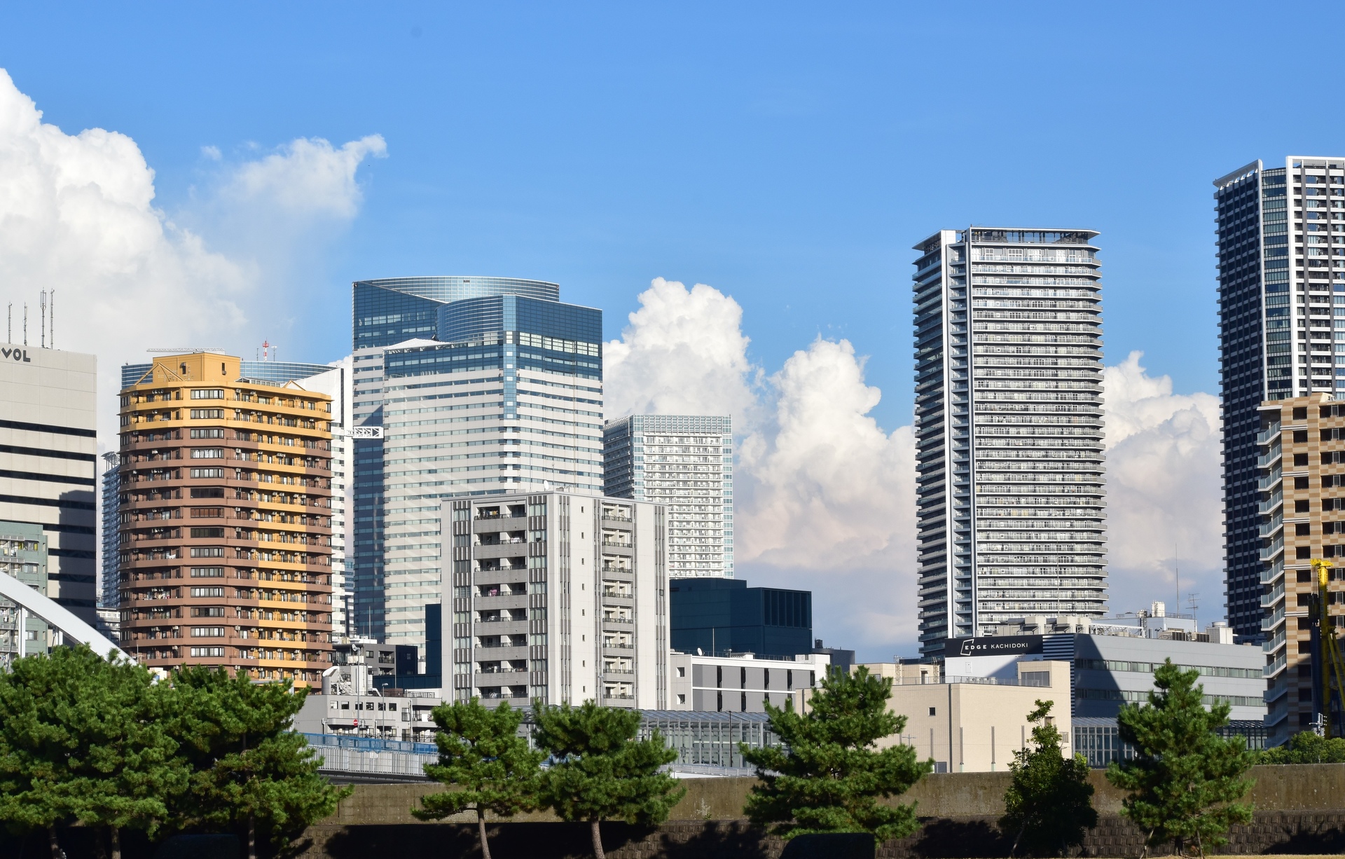 都市 街 室内 都会の入道雲 壁紙19x1226 壁紙館