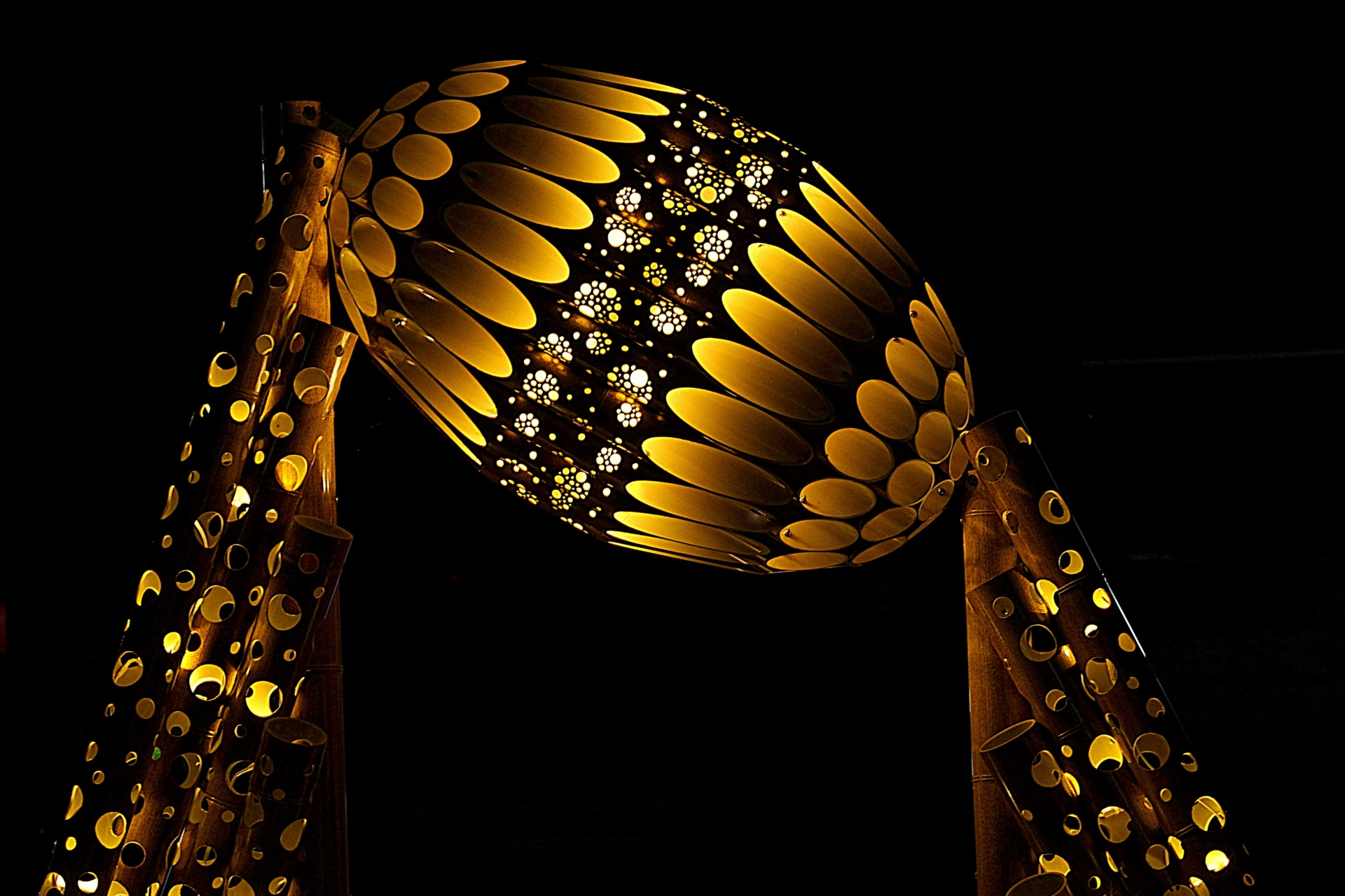 夜景 花火 イルミ ラグビーボールの竹灯り 壁紙19x1280 壁紙館