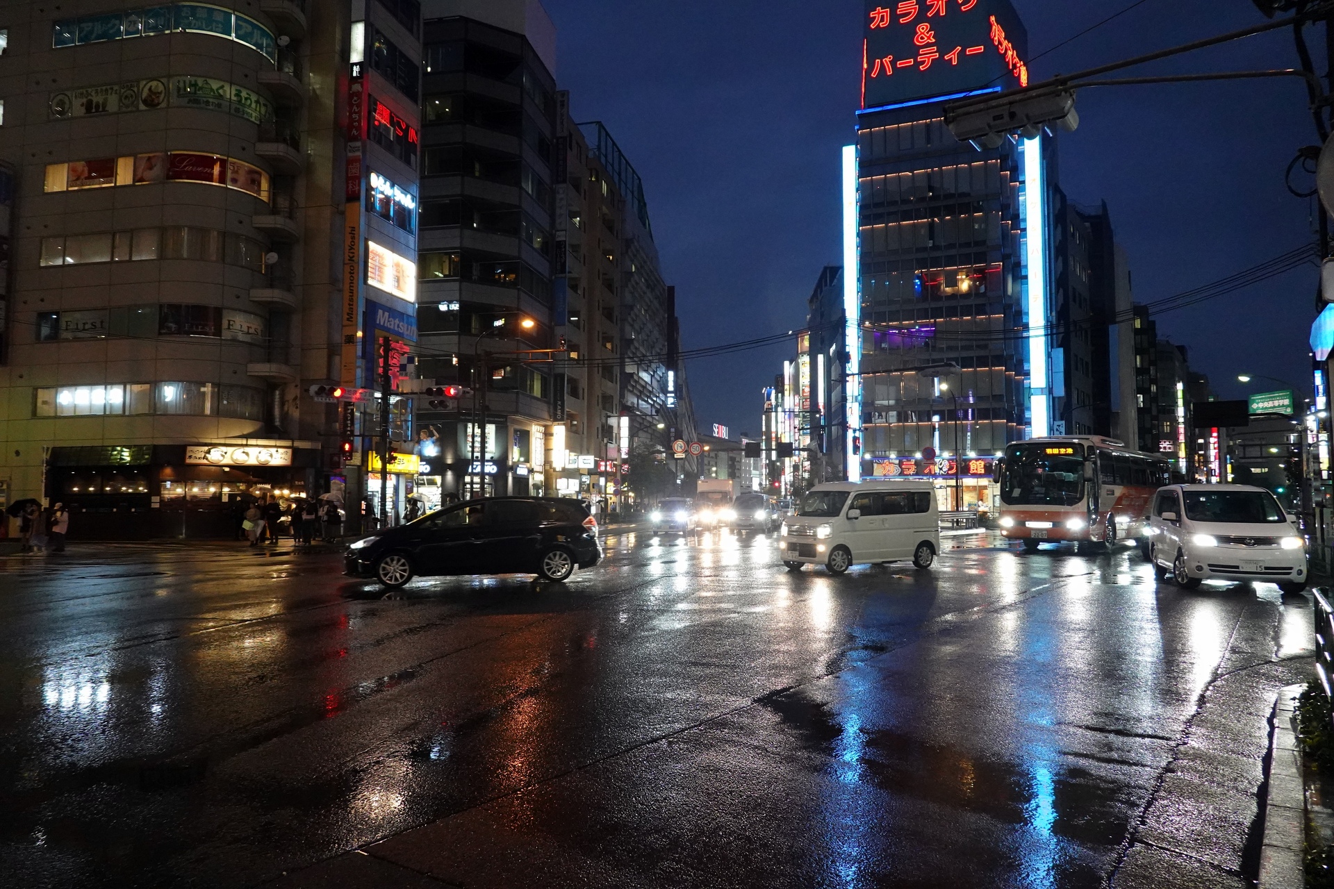 夜景 花火 イルミ 雨の池袋 壁紙19x1280 壁紙館