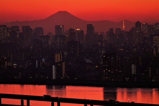 夕焼けの富士山と東京タワー