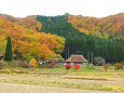 紅葉する山里4 古民家