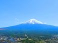 河口湖の街並みと富士山