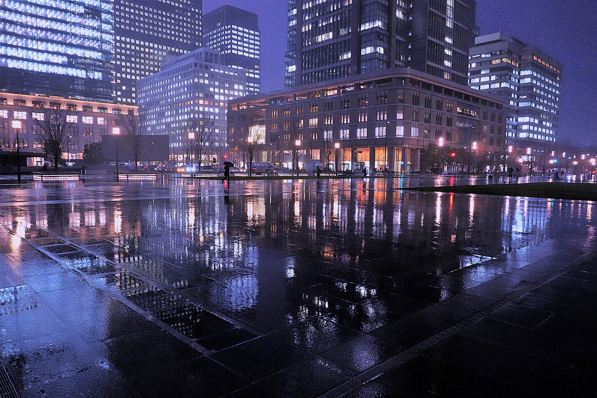 夜景 花火 イルミ 雨の丸の内 壁紙19x1280 壁紙館