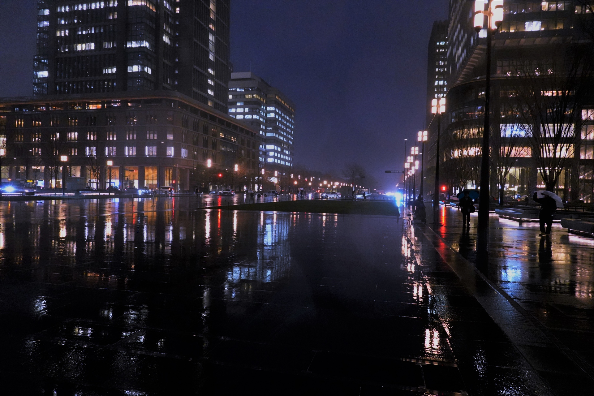 夜景 花火 イルミ 雨の丸の内 壁紙19x1280 壁紙館