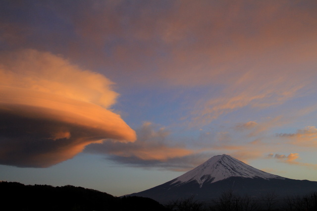 夕日に染まるつるし雲