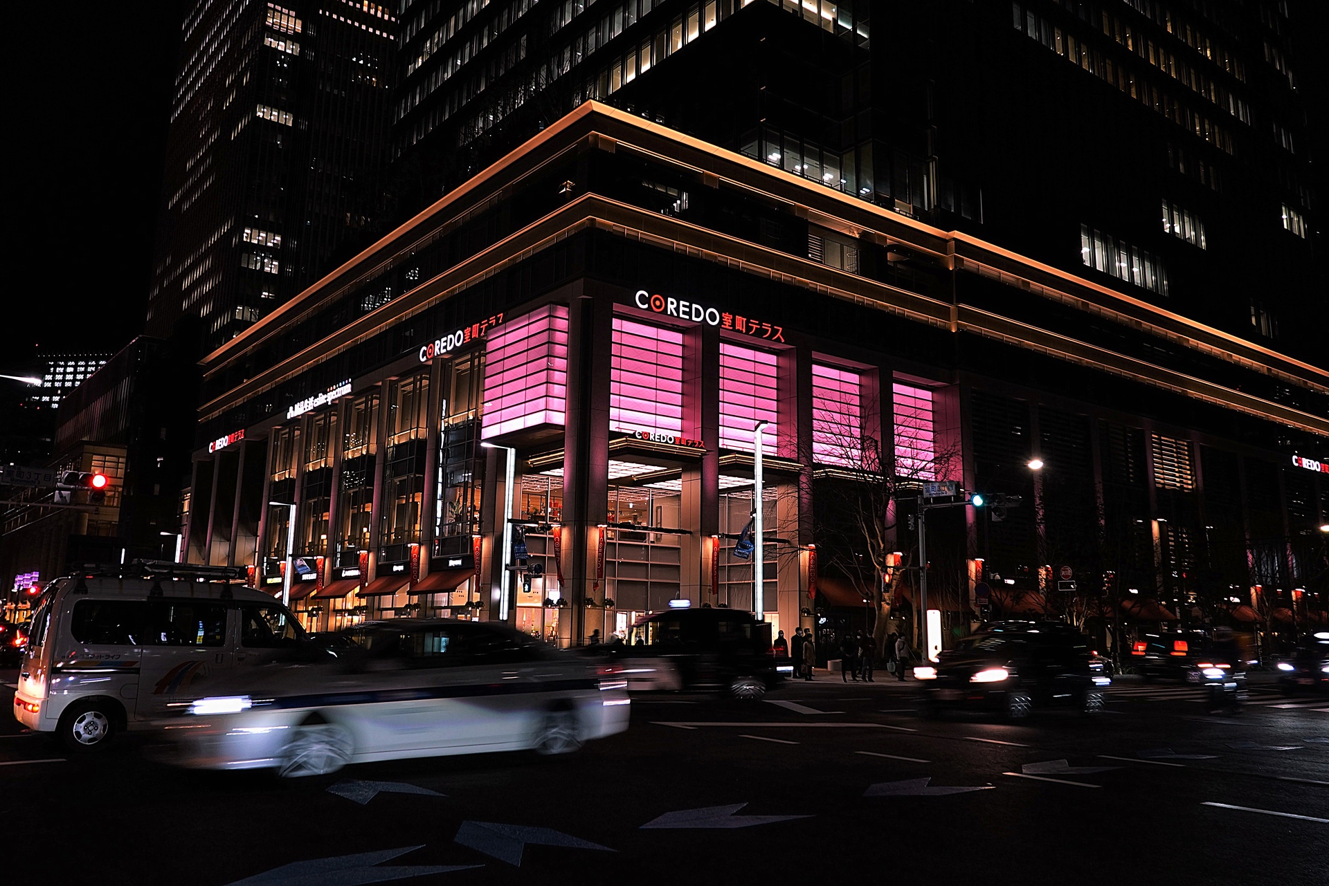 夜景 花火 イルミ 桜色に染まるコレド室町テラス 壁紙19x1281 壁紙館 夜景 花火 イルミ 桜色に染まるコレド室町テラス 壁紙19x1281 壁紙館