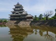 国宝松本城と水面の魅力