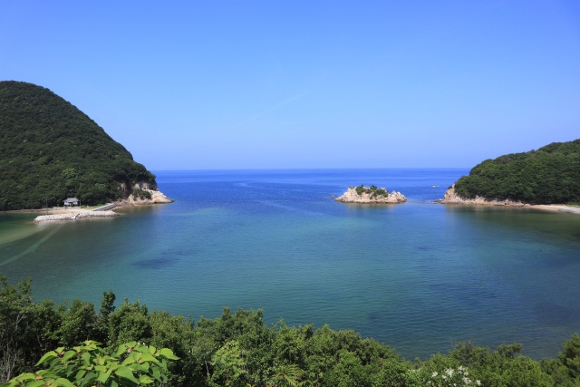 入り江に浮かぶ小島