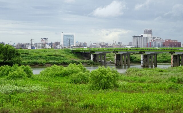 川の向こうに久留米市街地