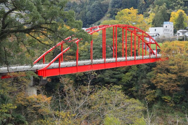 山間部に架かる橋