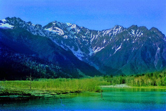 春の大正池と穂高岳～1983年