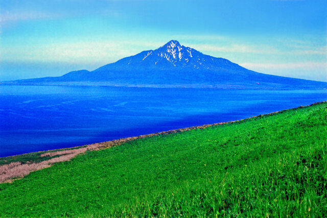 礼文島から望む利尻島～1977年
