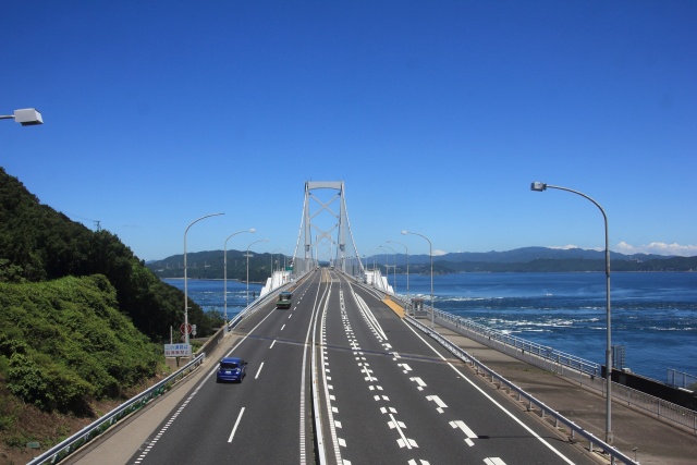 鳴門海峡を走る高速道路