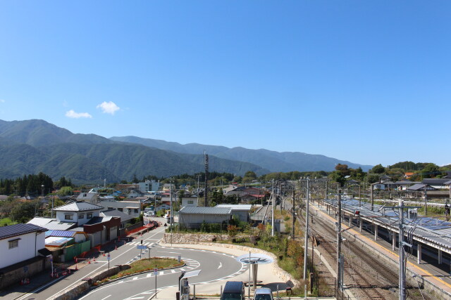 小淵沢駅より山々を望む