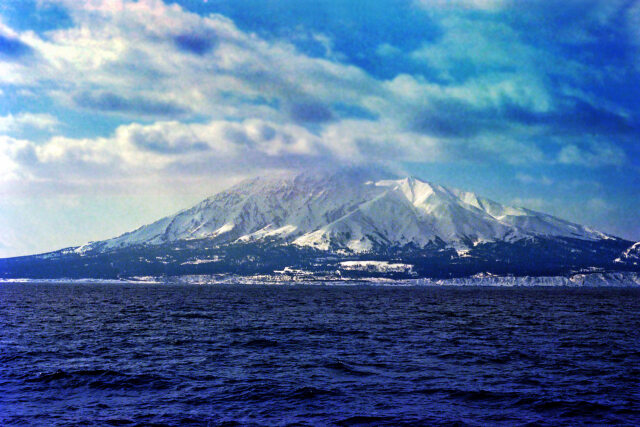 海上から望む利尻山～1976年