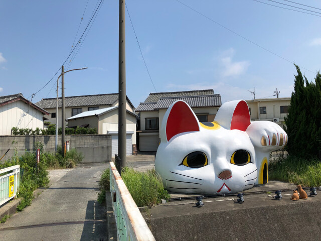 巨大な招き猫