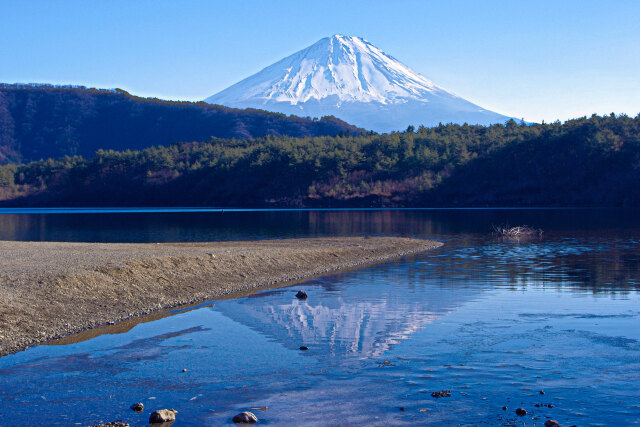 富士山映す西湖