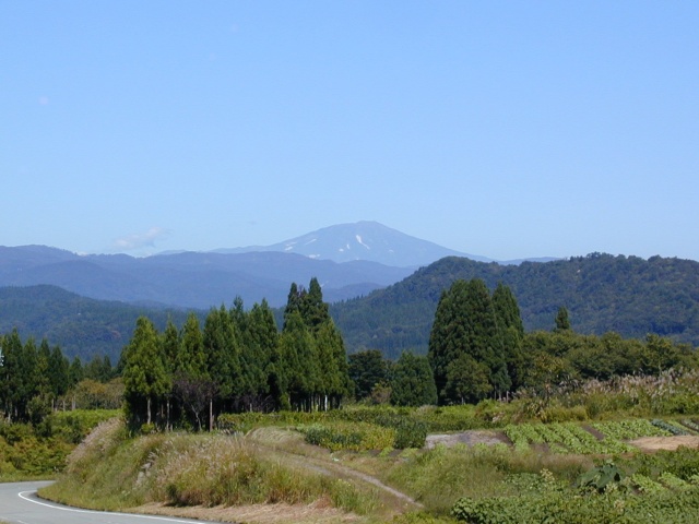 肘折から月山を望む